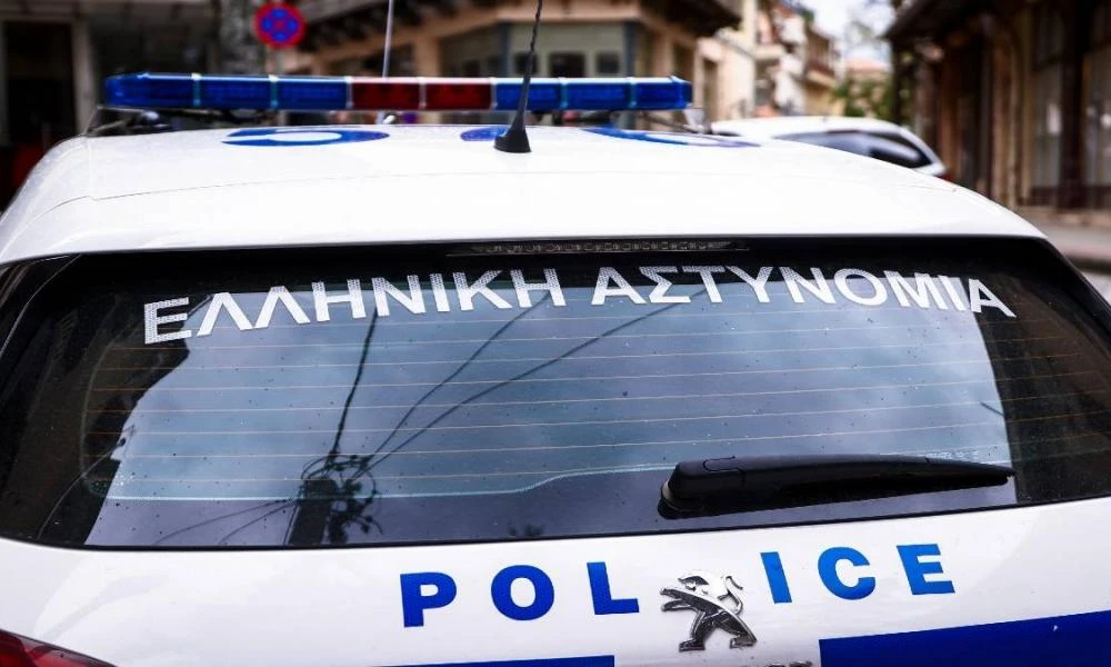 Στην «φάκα» της ΕΛ.ΑΣ συμμορία που εξέδιδε παράνομα ταυτότητες και διαβατήρια - Εμπλέκεται απόστρατος αξιωματικός